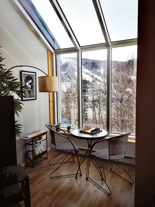 Condo Sur 2 Niveaux Avec Magnifique Vue Sur La Montagne Stoneham Extérieur photo